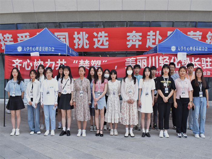 学生参加活动7(1).jpg 学生参加活动7(1).jpg