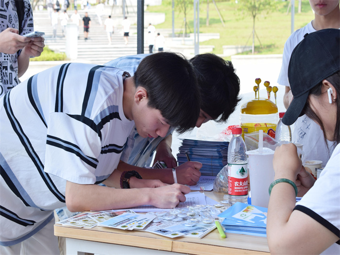 学生参加活动2(1).jpg 学生参加活动2(1).jpg