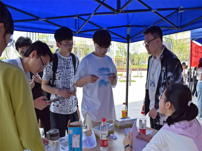 学生参加活动6(1).jpg 学生参加活动6(1).jpg