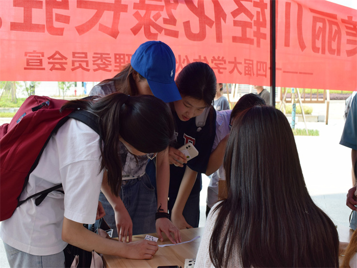 学生参加活动5(1).jpg 学生参加活动5(1).jpg