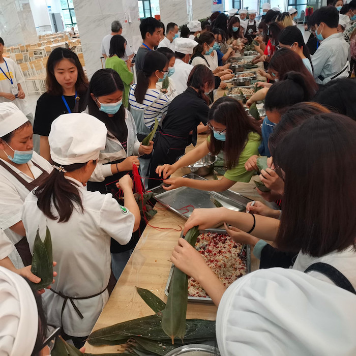 集体包粽子.jpg 集体包粽子.jpg