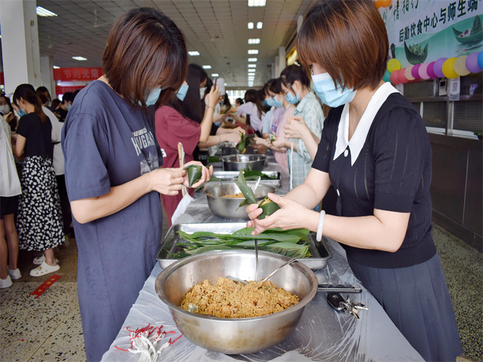 包粽子1(1).jpg 包粽子1(1).jpg